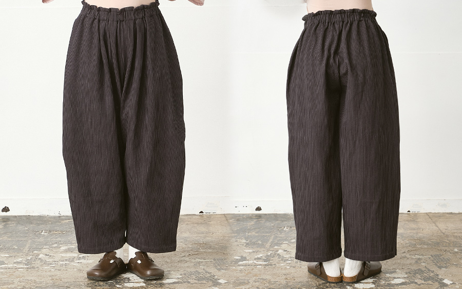 D3229 ワイドタックパンツヒッコリーデニムのモデル着用画像