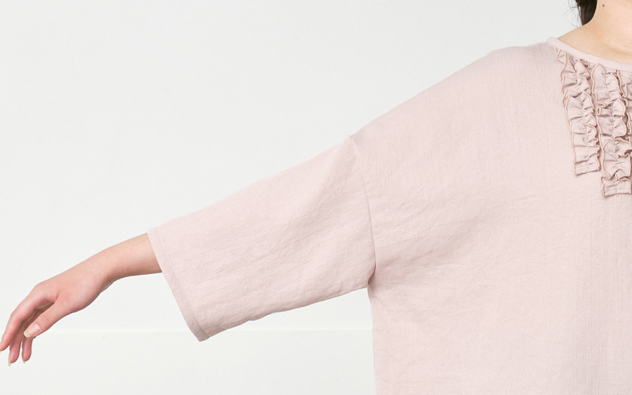 D9726フロントフリルプルオーバーブラウス Ｔ/Ｒスラブの164cmモデル着用画像