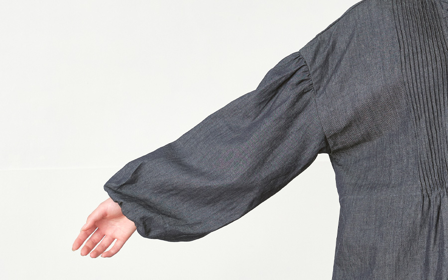 D9736チャイナボタンブラウス綿麻デニムの164cmモデル着用画像