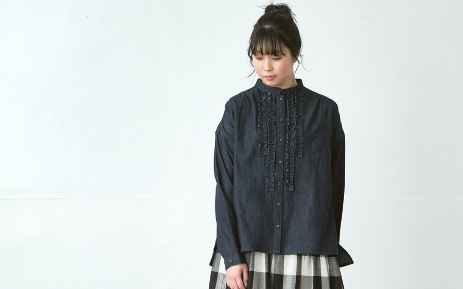 D9754前フリルスタンドカラーブラウス　4.5オンスデニムの商品画像