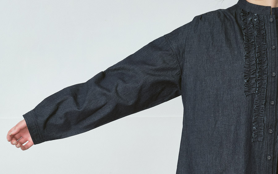 D9754前フリルスタンドカラーブラウス　4.5オンスデニムの商品画像