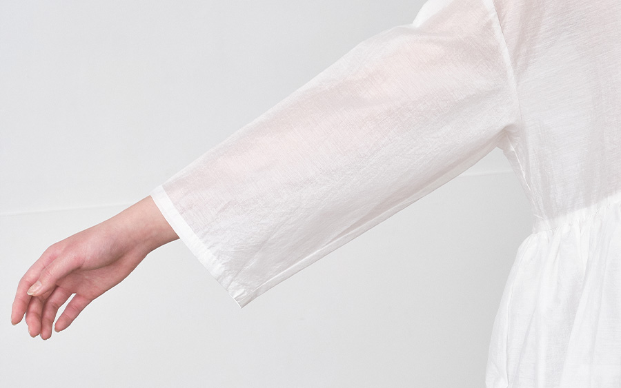 D9775裾バルーンペプラムブラウス　コットン混キャッチワッシャーの商品画像