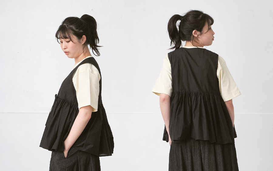 D9777前リボンキャミベスト　コットン混キャッチワッシャーの商品画像