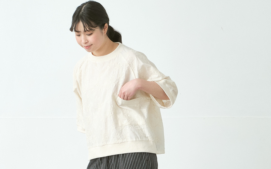 D9798リブプルオーバーブラウス　綿フラワー刺繍の商品画像