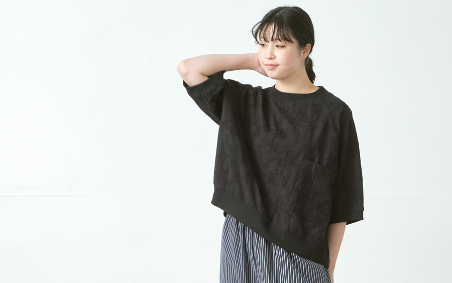 D9798リブプルオーバーブラウス　綿フラワー刺繍の商品画像