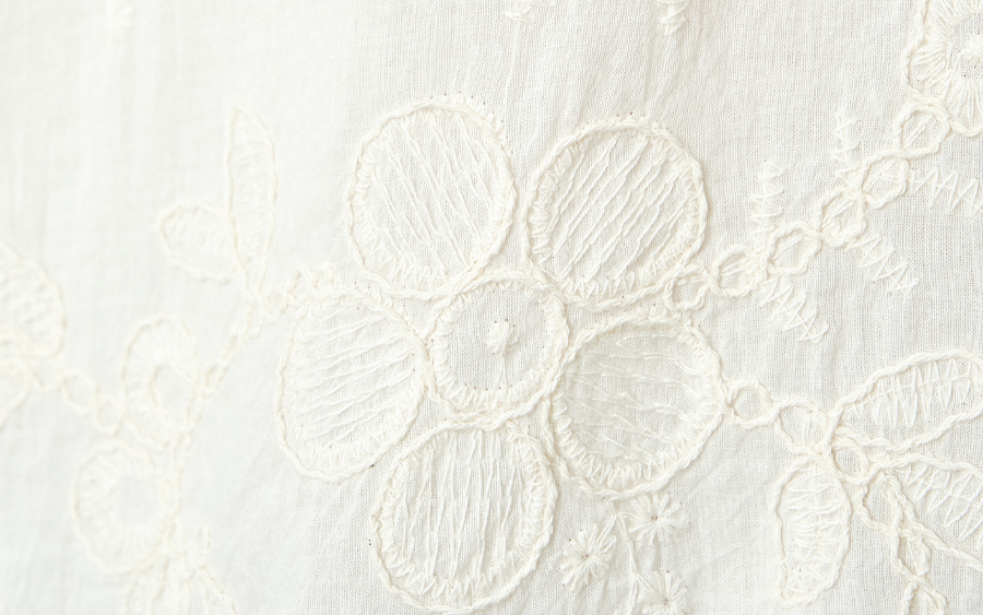 D9798リブプルオーバーブラウス　綿フラワー刺繍の商品画像