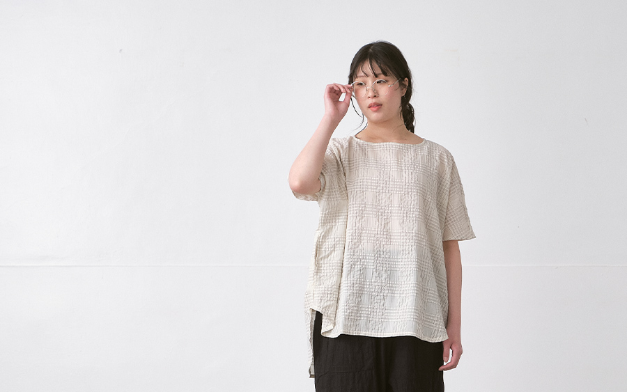 D9805前後差プルオーバーブラウス　コットンコードチェック　の商品画像