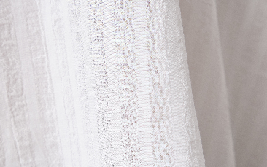 D9807キーネックプルオーバーブラウス　綿ボイルシャドウストライプの商品画像