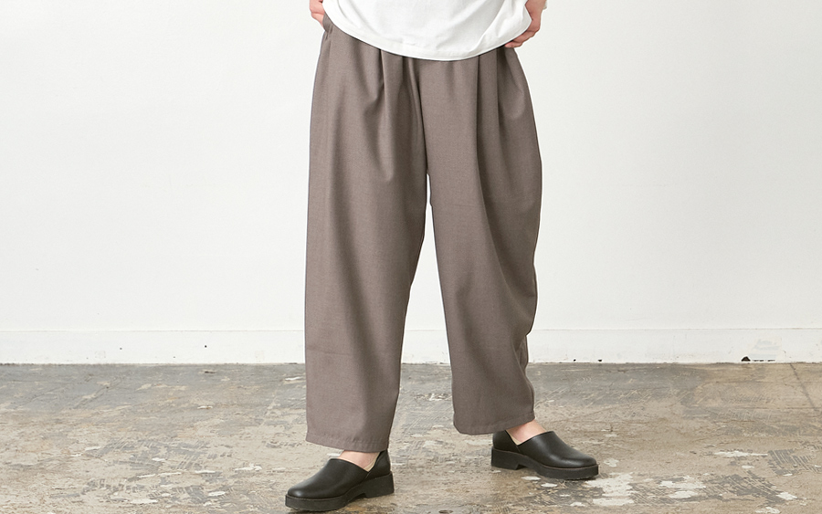 D3230カーブパンツ　T/Rサージの164cmモデルチャコール着用画像