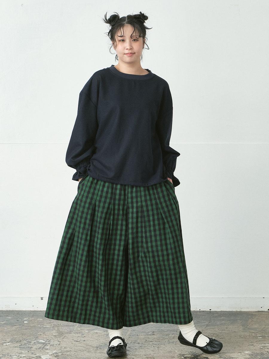 D9896 ネイビーのブラウスとグリーンのブロックチェックパンツのコーディネート
