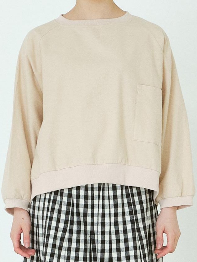 D8824 1100 アイボリーの着用写真。