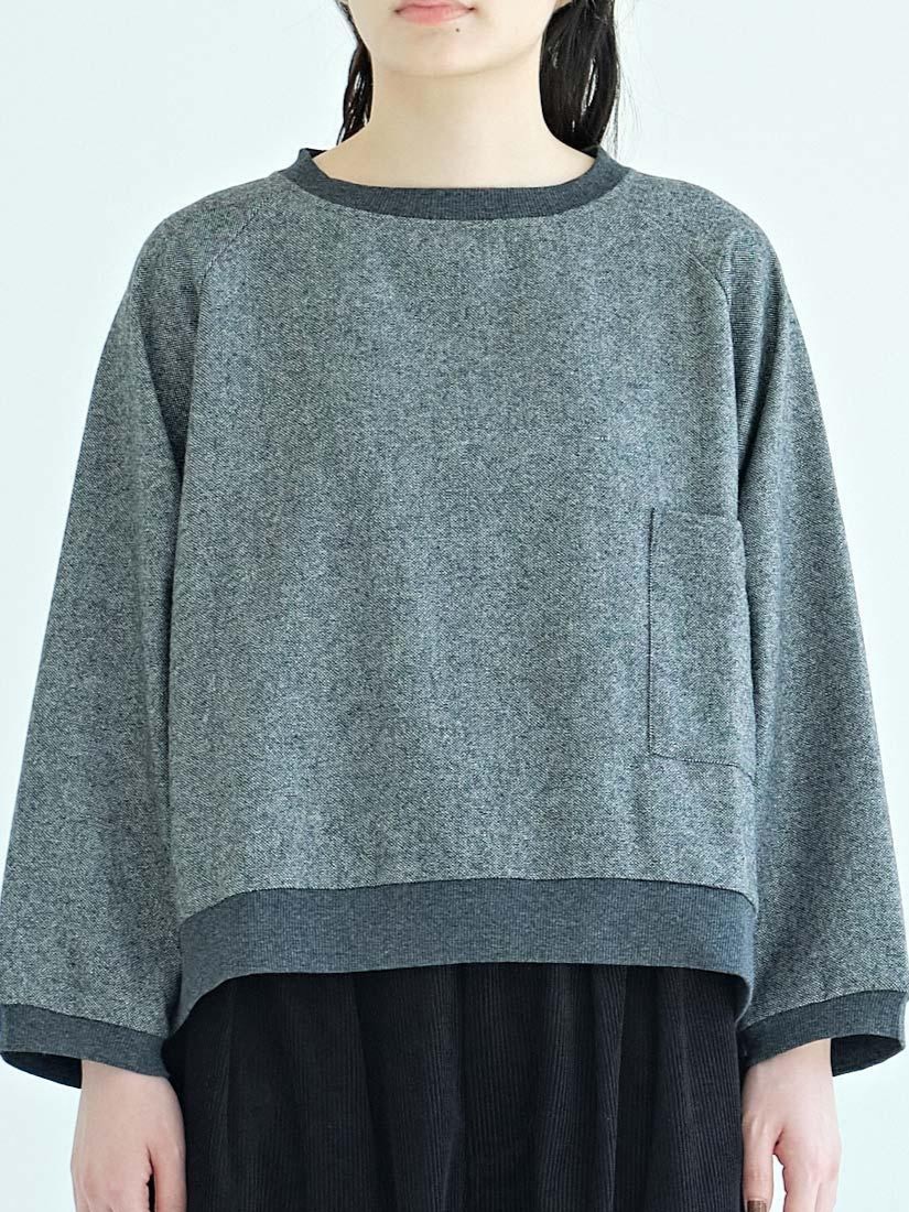 D8839 9200 グレーの着用写真。