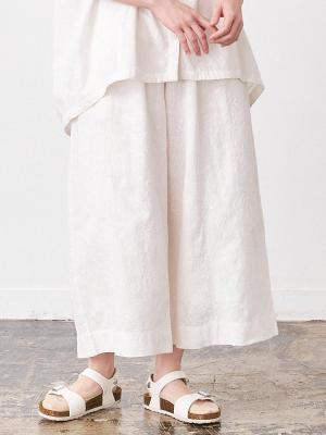 フレアパンツ　ローンキャンブリック総刺繍柄| palais