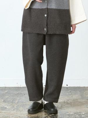テーパードパンツ　ソフトメルトン