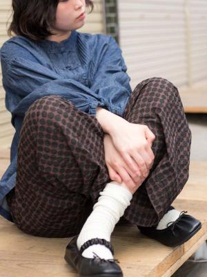 裾タックパンツ　綿団子柄　